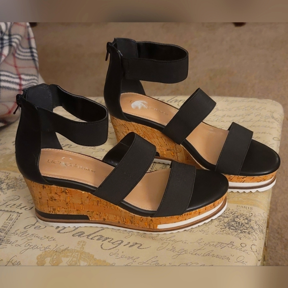 New BCBG Black Platform Sandals Size 8M